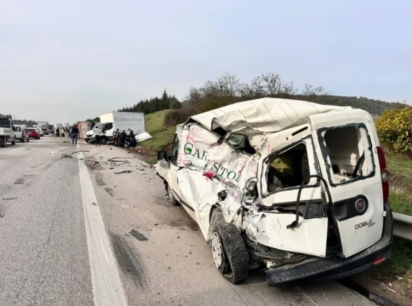 Şeker pancarı yüklü TIR dehşet saçtı: 2 araca çarpıp devrildi! 1'i ağır 5 yaralı